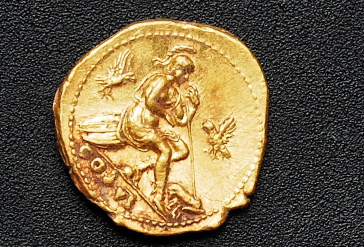 One of the gold coins found at the site. Credit: Soprintendenza Pompeii