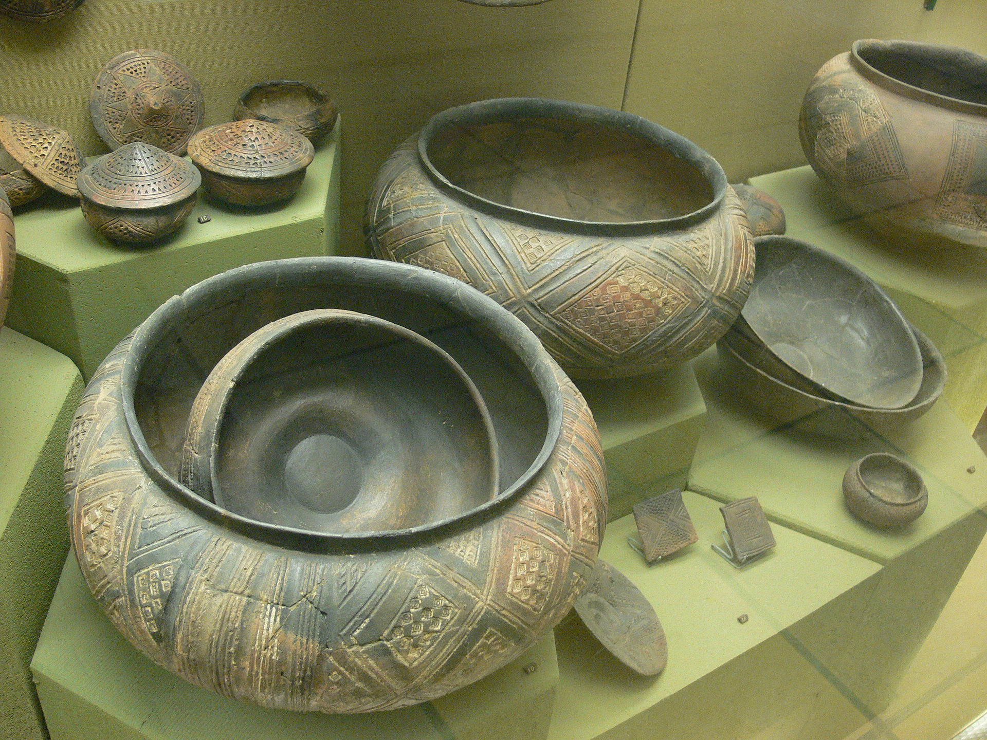 Pottery found at the site, on display in Stuttgart.