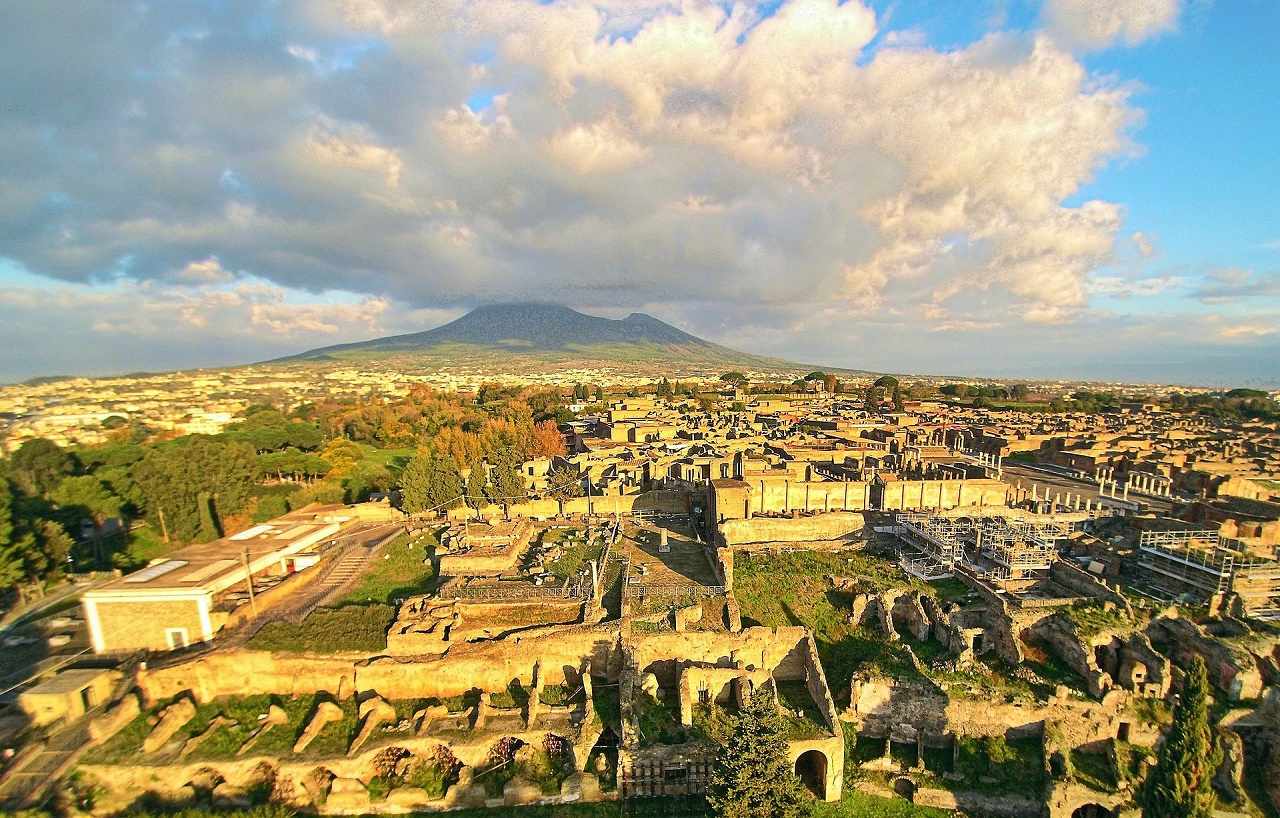 Ruins of Pompeii seen from the above with a drone, with the Vesuvius in the background. Photo credit: ElfQrin / Wikipedia Common
