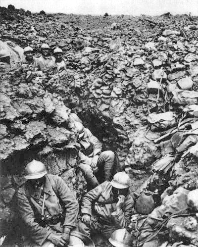 French soldiers of the 87th Regiment, 6th Division, at Côte 304, (Hill 304), northwest of Verdun, 1916.